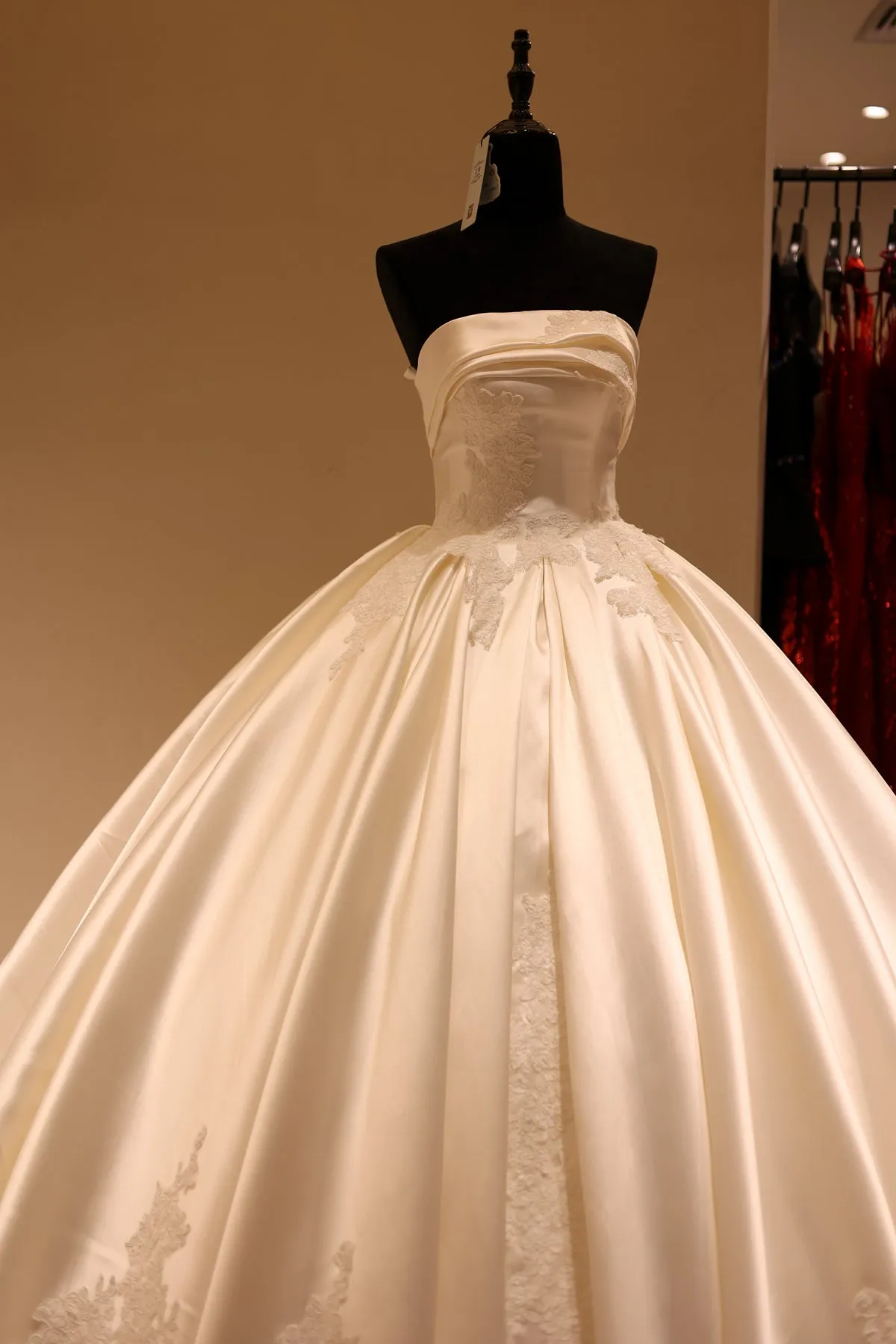 Vintage Lace Strapless Satin Ball Gown Wedding Dress RS029