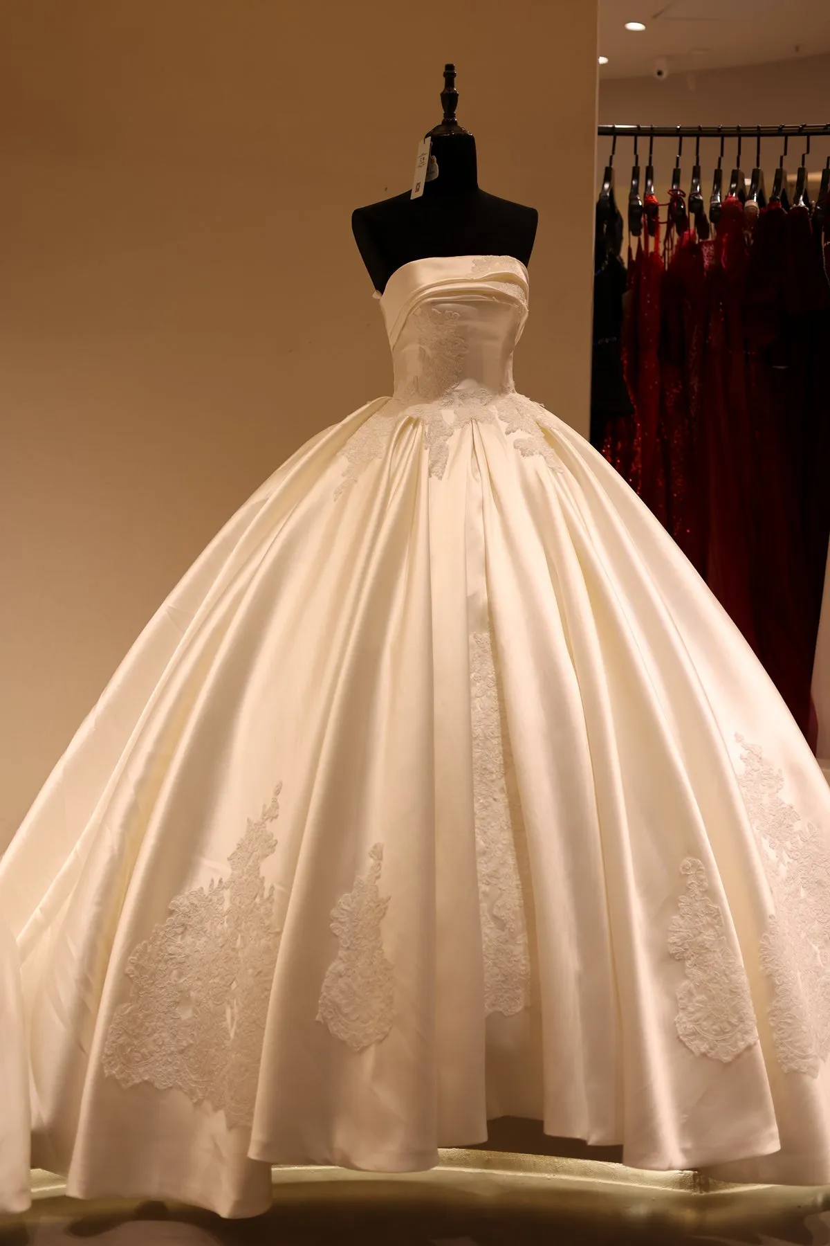 Vintage Lace Strapless Satin Ball Gown Wedding Dress RS029