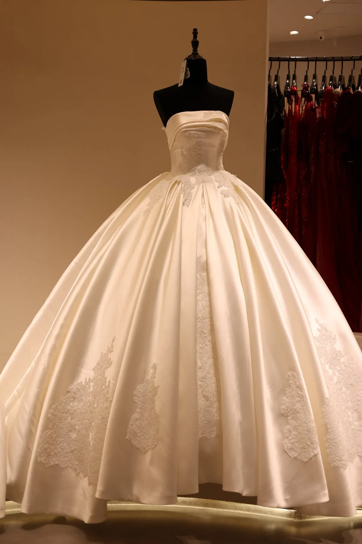 Vintage Lace Strapless Satin Ball Gown Wedding Dress RS029